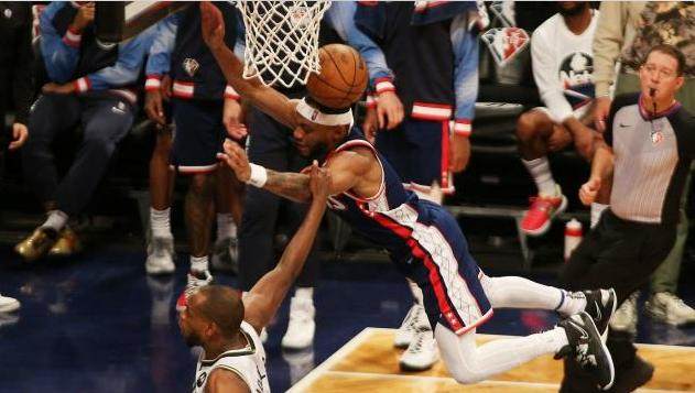 米德尔顿恶犯引发争议 篮网与雄鹿恩怨再度升级